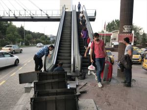 Ayağı yürüyen merdivene sıkışan kadın yaralandı