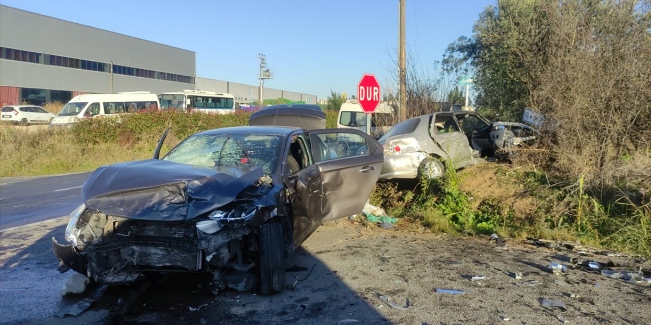 Bursa'da iki otomobilin çarpıştığı kazada 7 kişi yaralandı