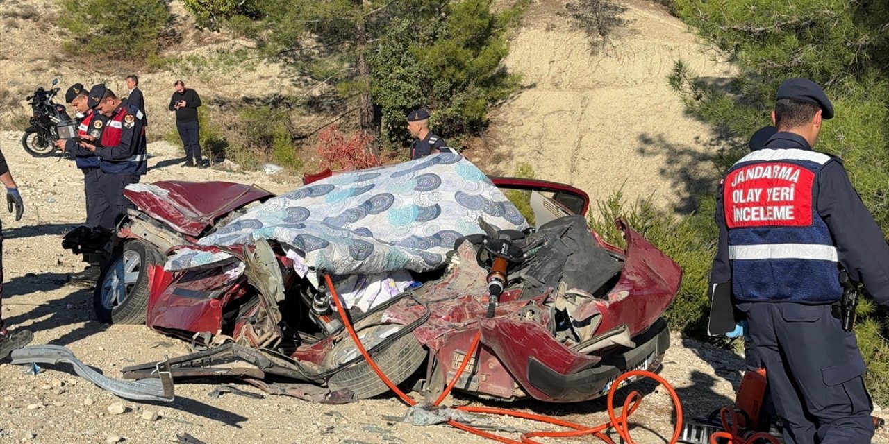 GÜNCELLEME - Burdur'da çimento tankeriyle 3 otomobilin karıştığı kazada 3 kişi öldü, 5 kişi yaralandı