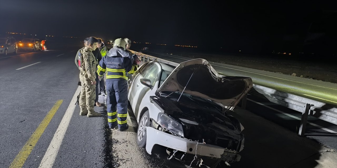 Mardin'de yoldaki lastiği kaldırmak isteyen sürücü otomobilin çarpması sonucu ağır yaralandı