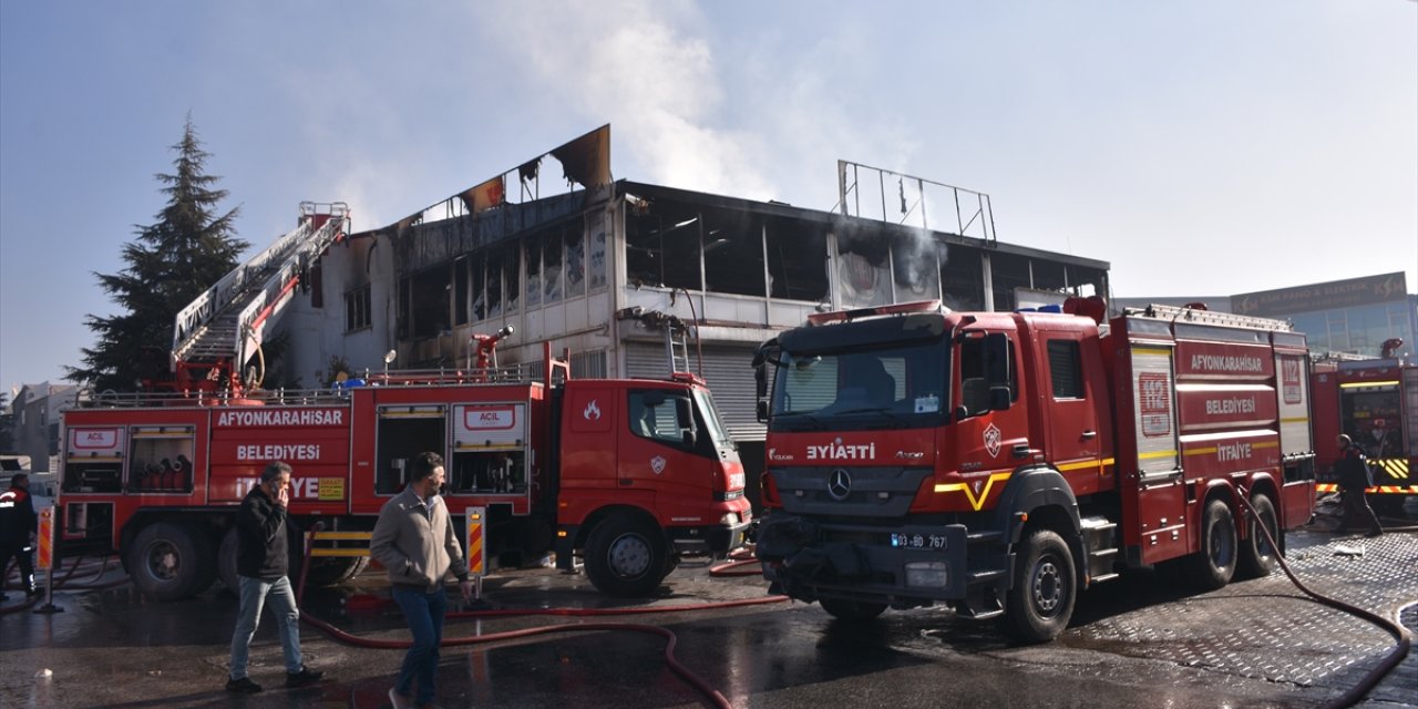 Afyonkarahisar'da yedek parça dükkanında çıkan yangın söndürüldü