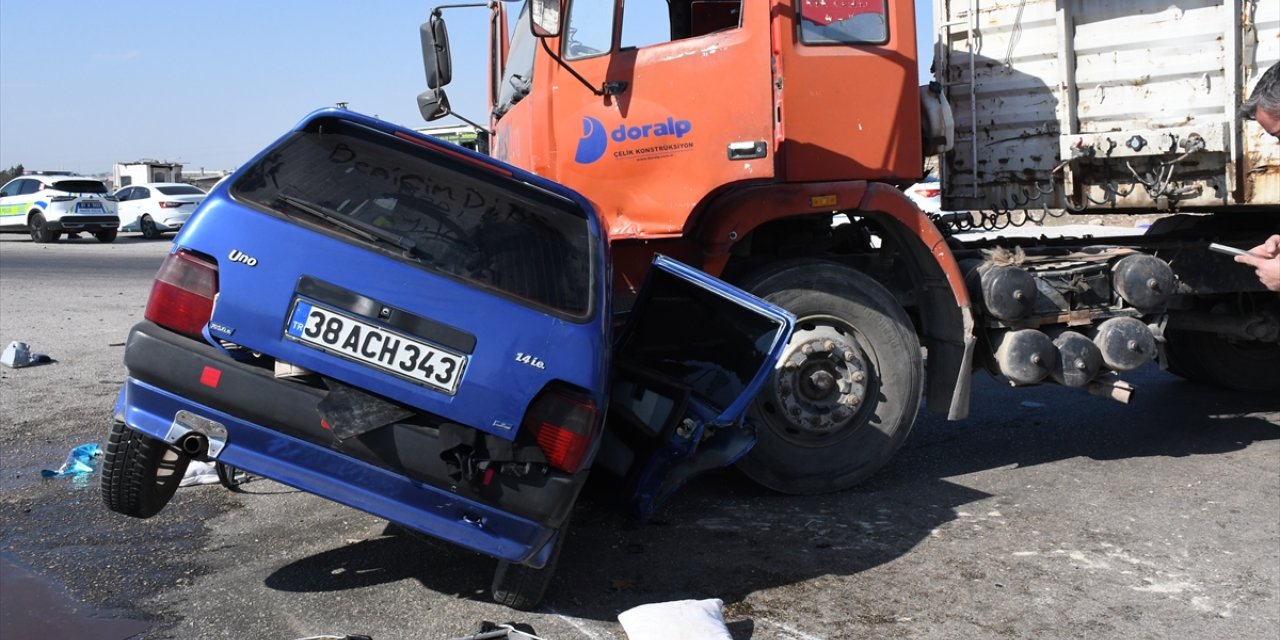 Adana tırla çarpışan otomobildeki 1 kişi öldü, 1 kişi yaralandı