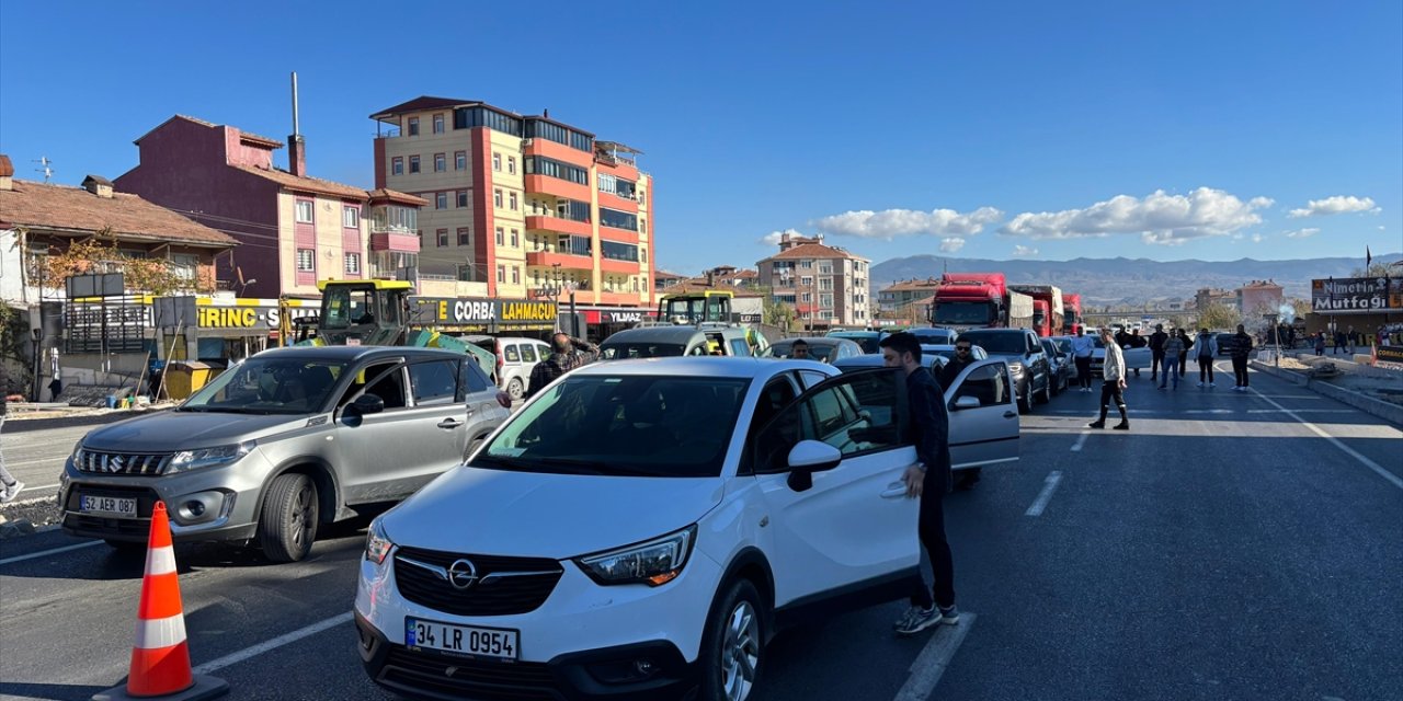 Çorum'da kavşağın kapatılmasına tepki gösteren vatandaşlar kara yolunu ulaşıma kapattı