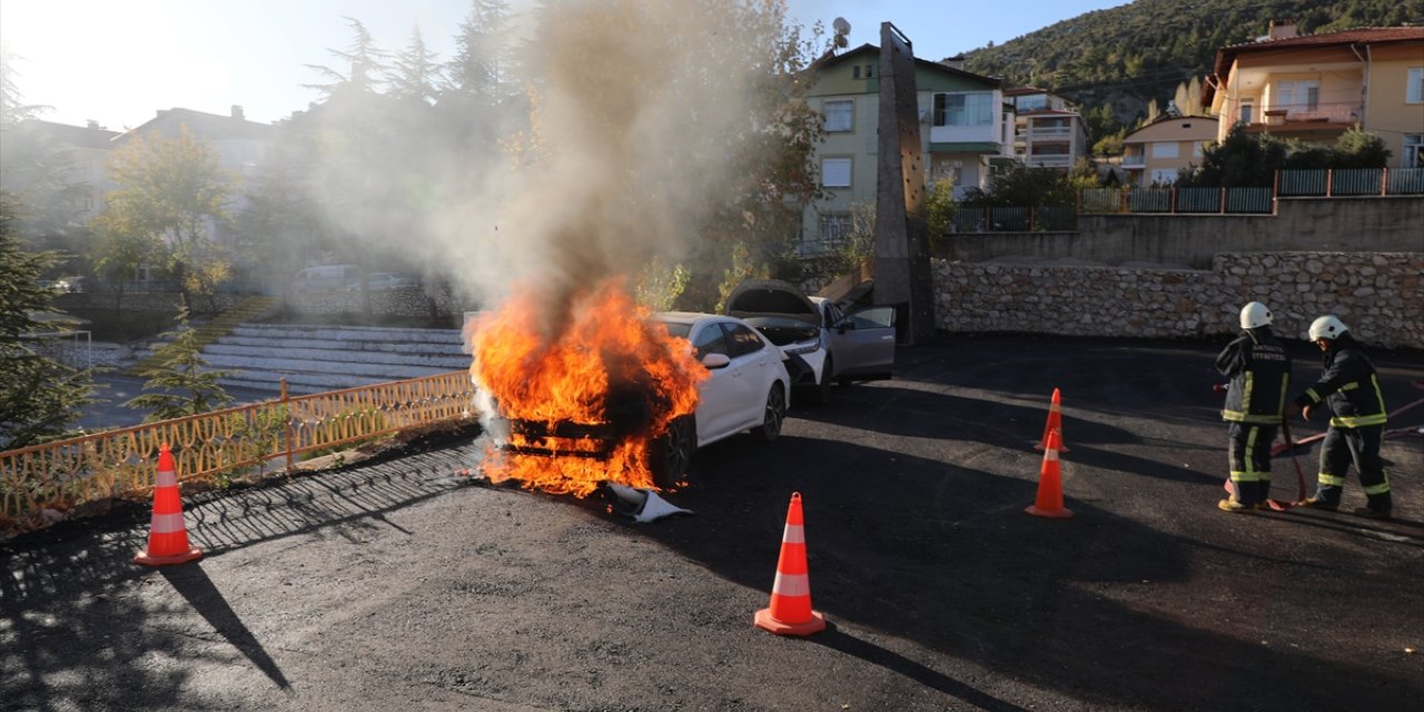 Antalya'da geleceğin itfaiyecileri uygulamalı eğitimle mesleğe hazırlanıyor