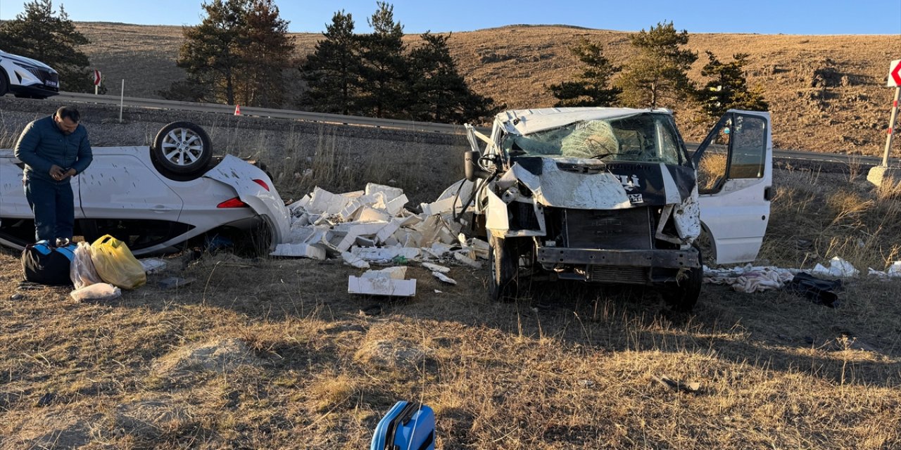 Erzurum'da otomobilin balık yüklü kamyonetle çarpıştığı kazada 5 kişi yaralandı