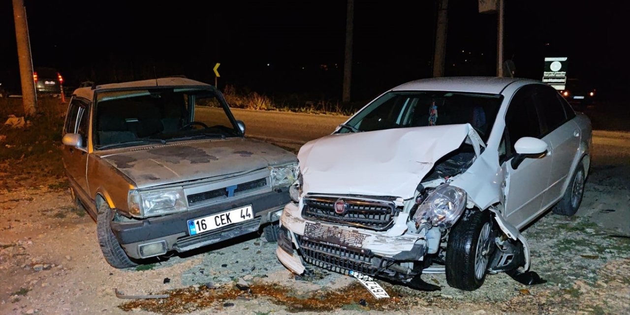 Bursa'da 2 otomobilin çarpıştığı kazada 6 kişi yaralandı