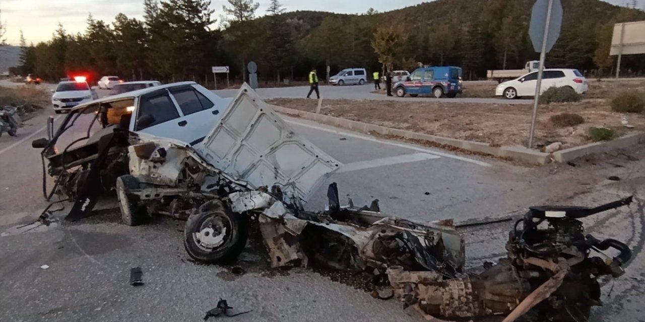 Burdur'da iki otomobilin çarpıştığı kazada 6 kişi yaralandı