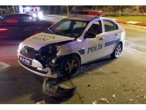 Alkollü sürücünün otomobili polis otosuna çarptı