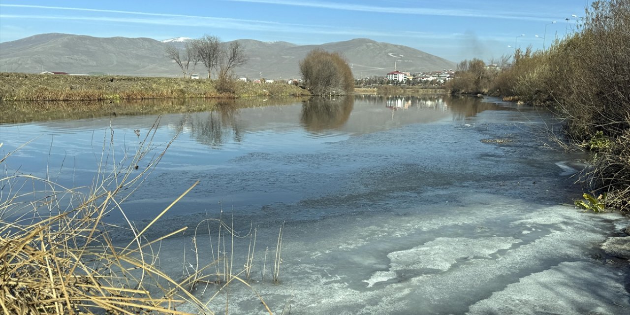 Ardahan'da soğuk hava nedeniyle Kura Nehri'nin yüzeyi buz tuttu