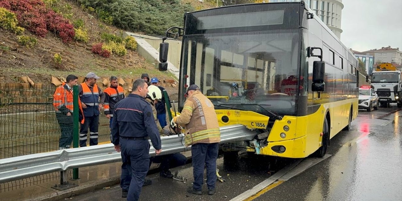 Kadıköy'de İETT otobüsü bariyere saplandı