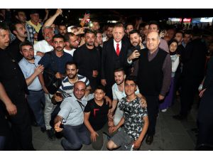 Cumhurbaşkanı Erdoğan, minibüs durağını ziyaret etti
