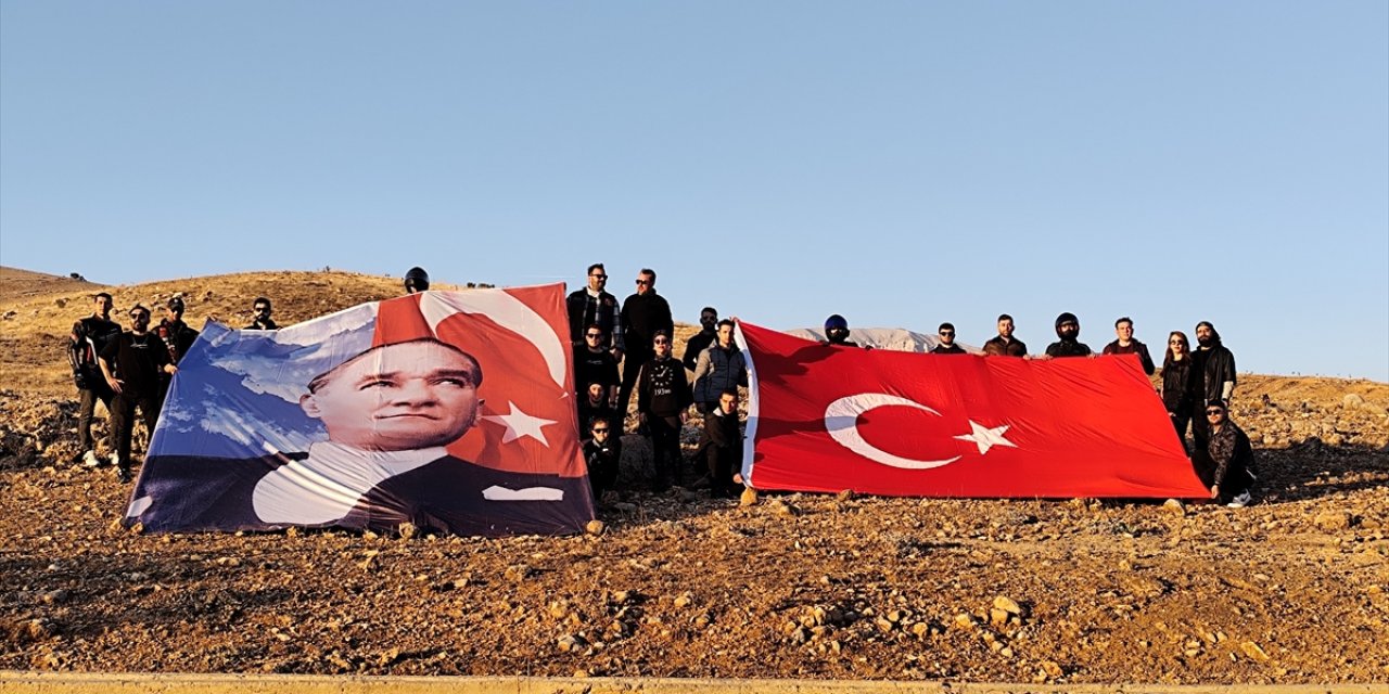 Motosiklet tutkunları Büyük Önder'i Cudi Dağı'nda eteklerinde Türk bayrağı ve poster açarak andı