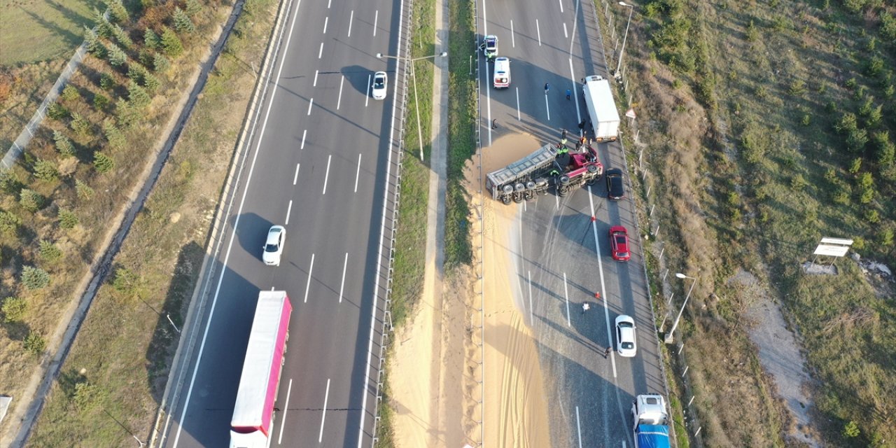 Anadolu Otoyolu Bolu kesiminde devrilen tır trafiği aksattı