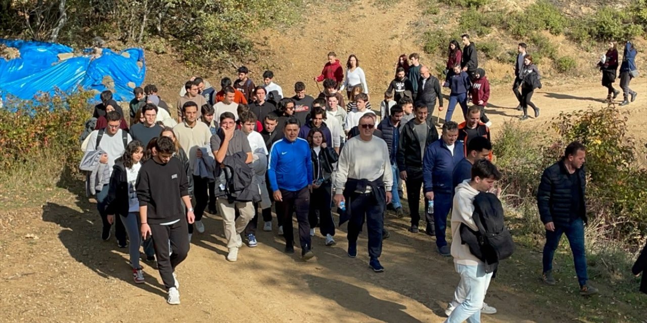 Ulaştırma ve Altyapı Bakan Yardımcısı Boyraz, Sakarya'da gençlerle ayva hasadı yaptı