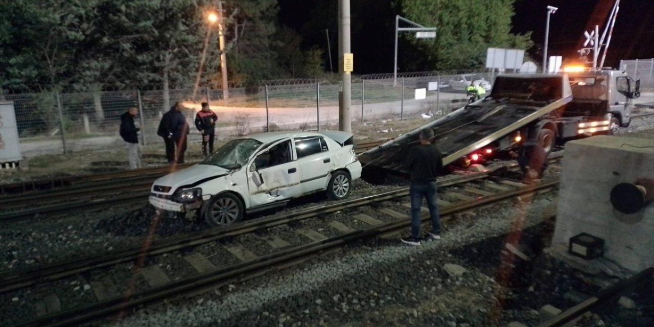 Kırklareli'nde trenle otomobilin çarpıştığı kazada 2 kişi yaralandı