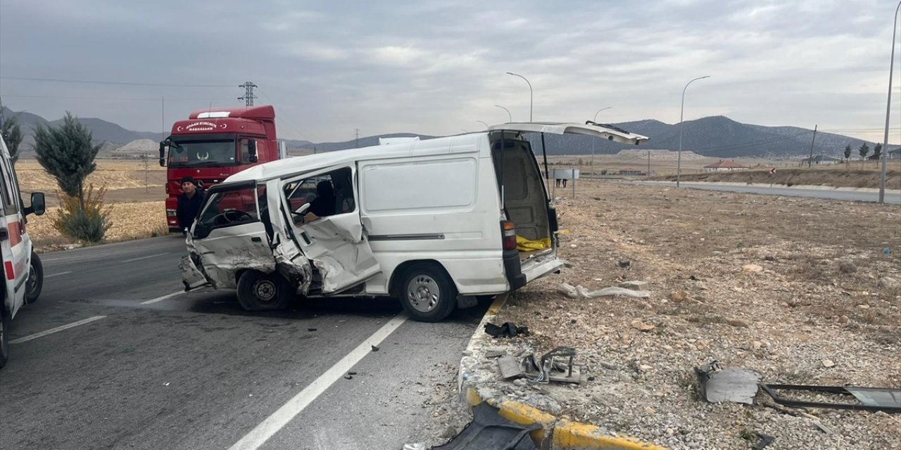 Afyonkarahisar'da kamyonet ile hafif ticari aracın çarpıştığı kazada 6 kişi yaralandı