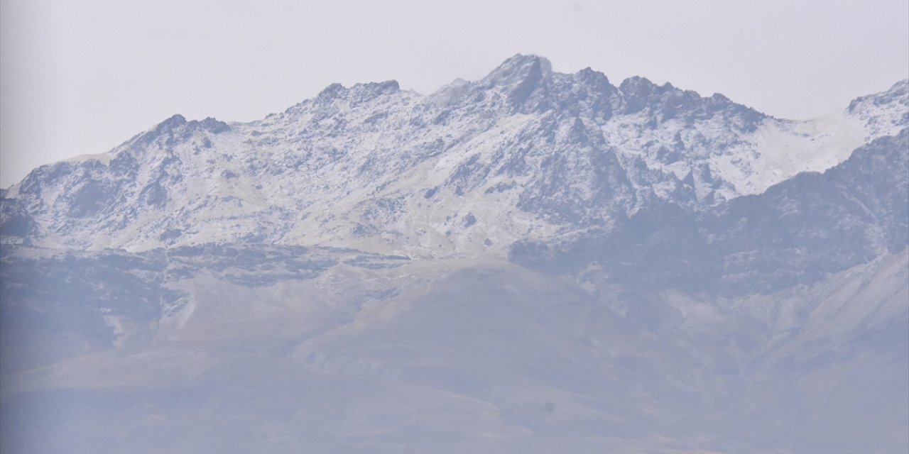 Van ile Hakkari'nin yüksek kesimlerinde kar ve sis etkili oldu