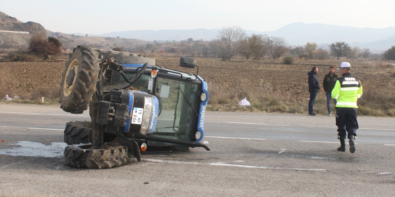 Çorum'da işçi servisi ile traktörün çarpışması sonucu 16 kişi yaralandı