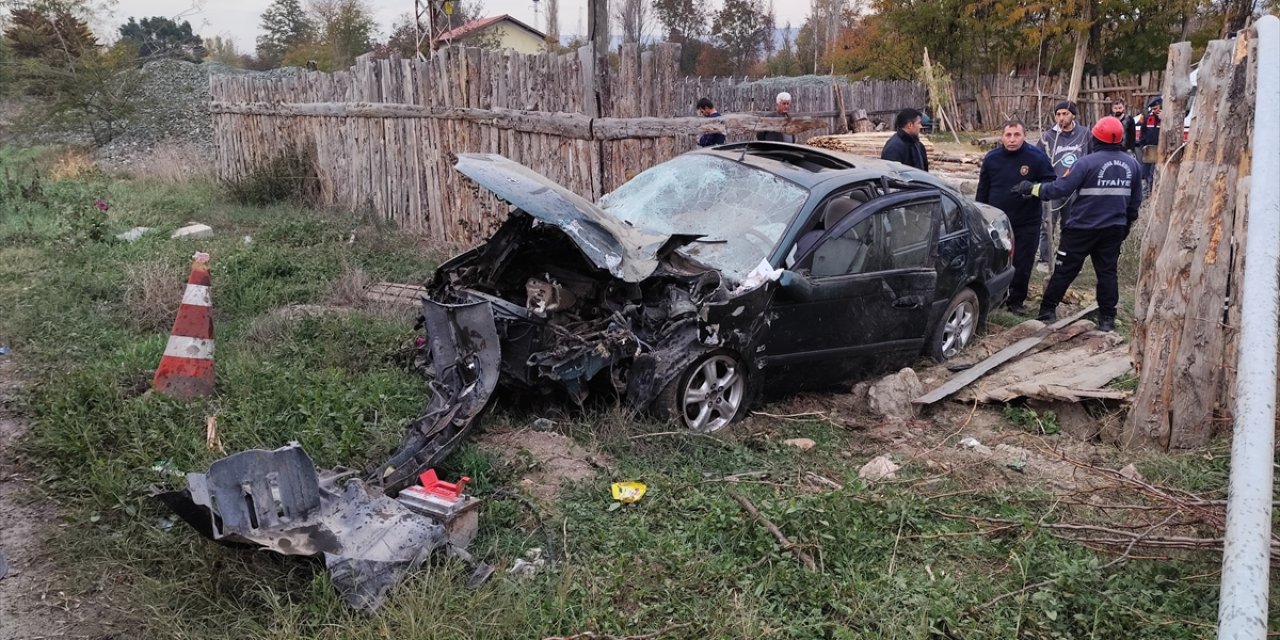 Amasya'da devrilen otomobildeki 4 kişi yaralandı