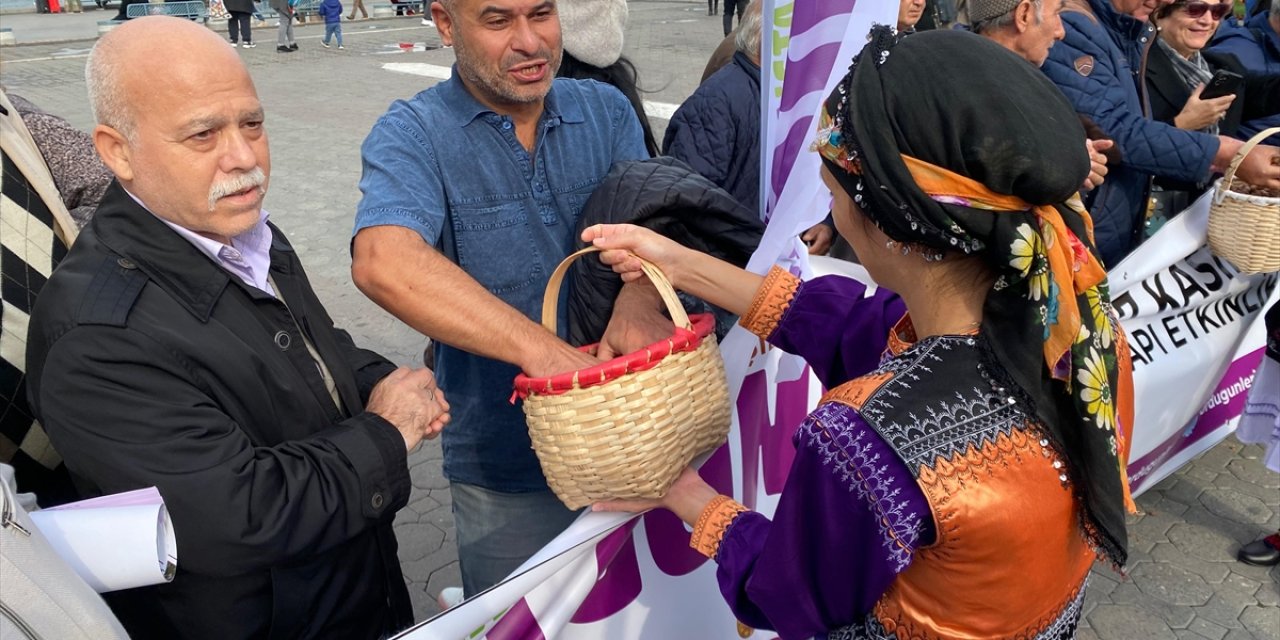 Kadıköy’de Ordu Dernekleri Federasyonu bando takımı eşliğinde fındık dağıttı