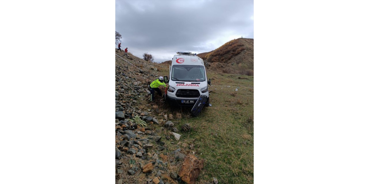 Bitlis'te trafik kazasında 3'ü sağlık personeli 11 kişi yaralandı