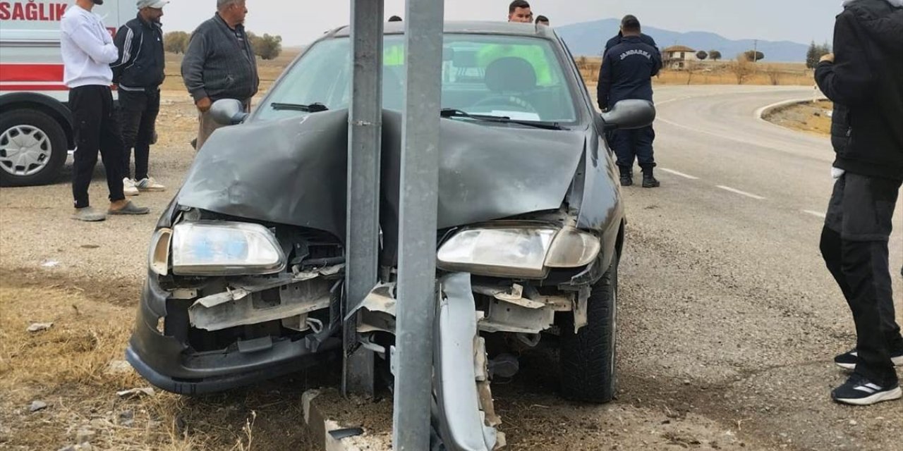 Konya'da elektrik direğine çarpan otomobildeki 4 kişi yaralandı