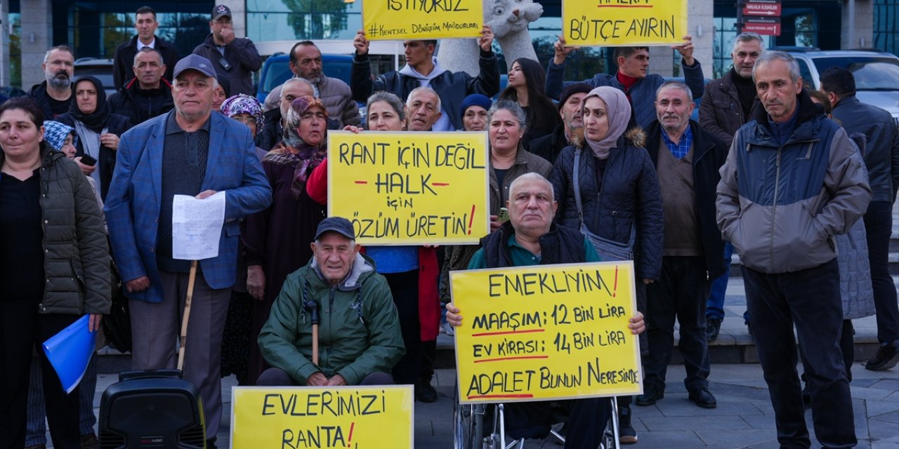 Kentsel dönüşüm mağduru olduklarını savunan bir grup vatandaştan ABB önünde protesto