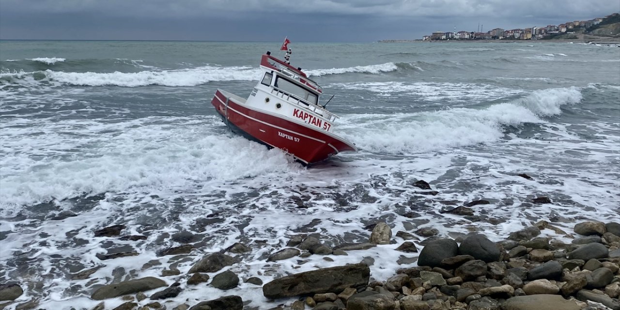 Sinop'ta balıkçı teknesi karaya oturdu