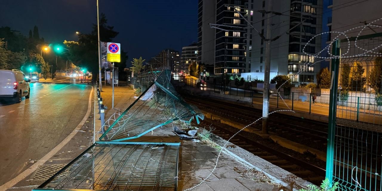 Kartal'da kontrolden çıkan otomobil Marmaray hattının duvarında asılı kaldı