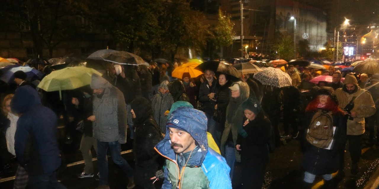 Sırbistan'da tren istasyonundaki ölümlü kazayı protesto edenler başbakanın istifasını istedi