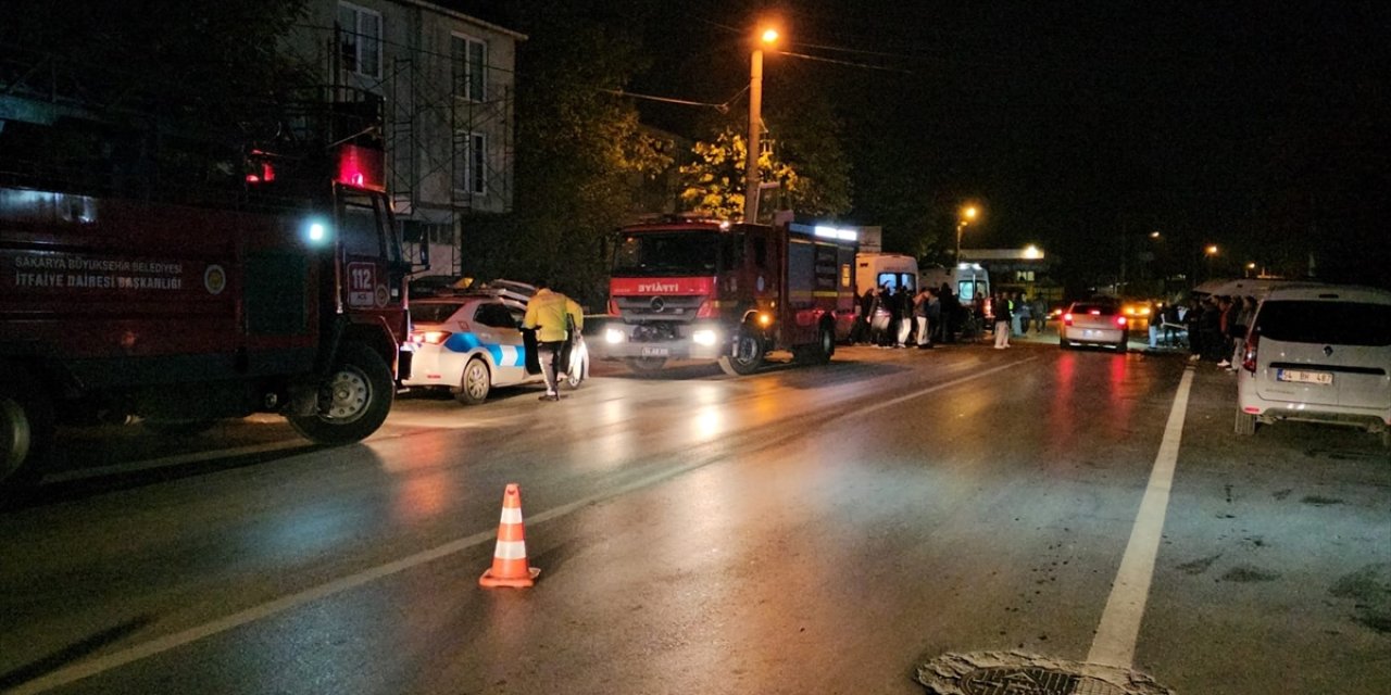 Sakarya'da ambulansın karıştığı zincirleme kazada 1 kişi öldü 3 sağlık personeli yaralandı