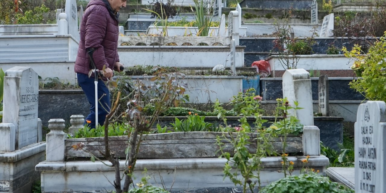 Düzce Depremi'nde hayatını kaybedenler mezarları başında anıldı