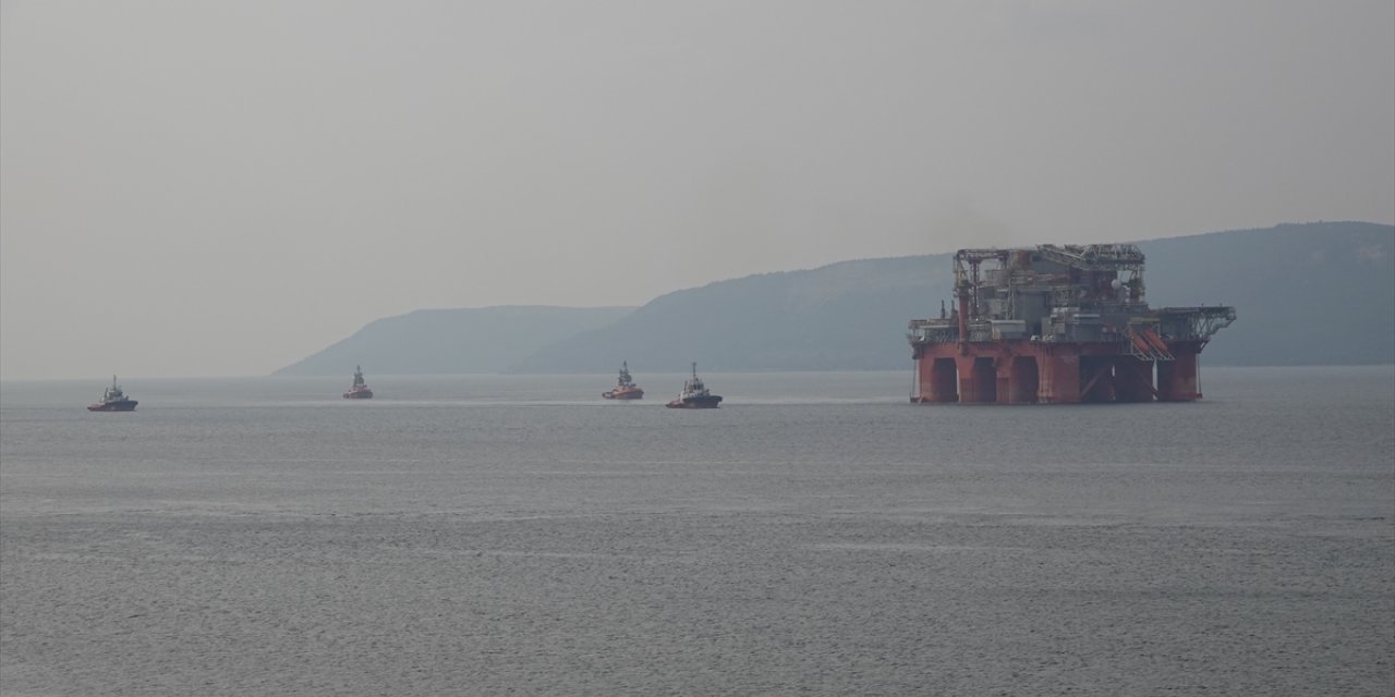 Çanakkale Boğazı dev petrol platformunun geçişi için tek yönlü gemi trafiğine kapatıldı