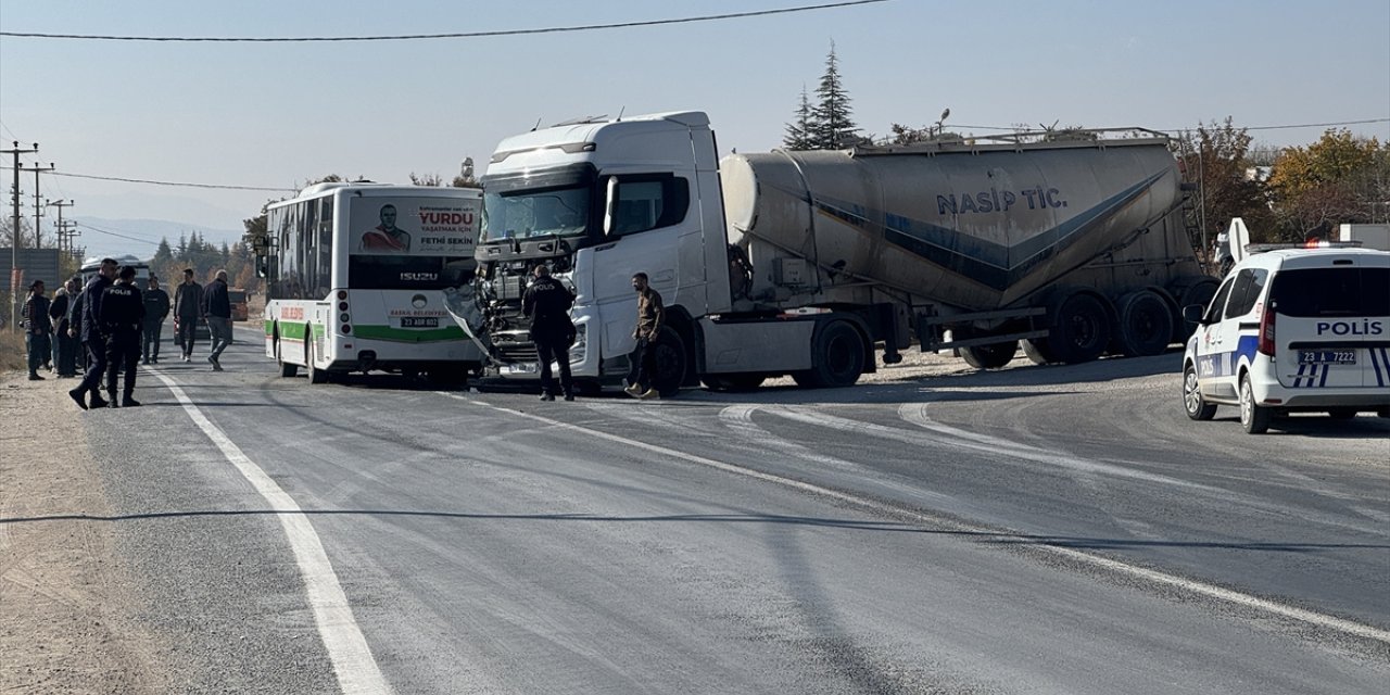 Elazığ'da halk otobüsü ile silobas dorse takılı tırın çarpışması sonucu 6 kişi yaralandı