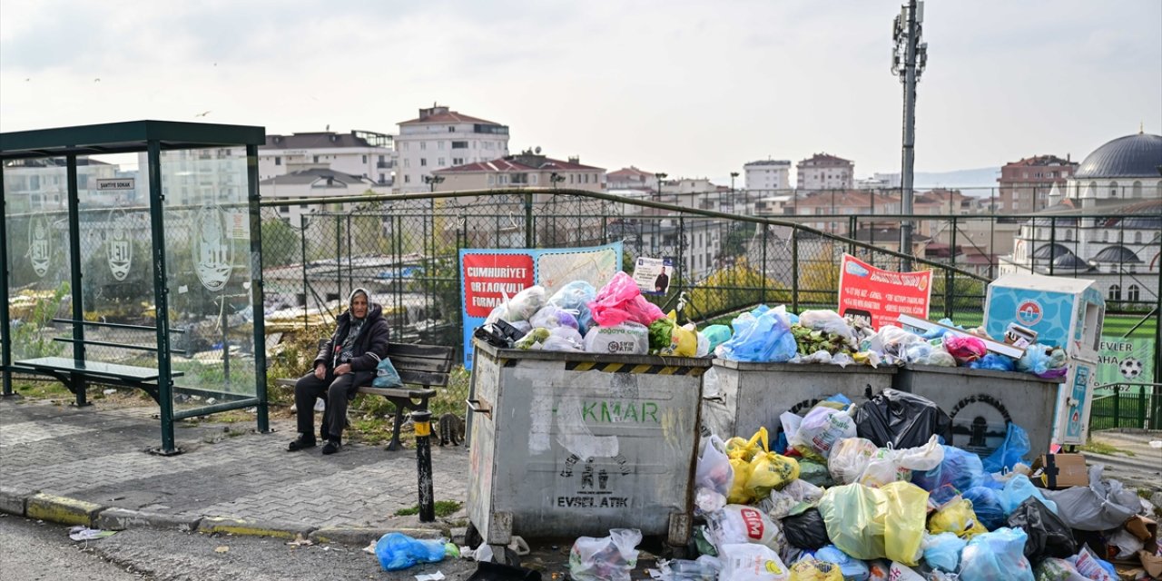 Maltepe'de işçilerin grevi nedeniyle sokaklarda çöp yığınları oluştu