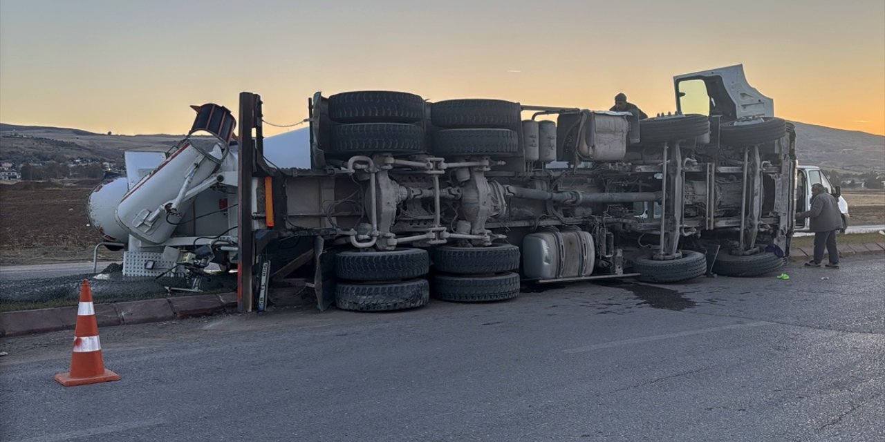 Sivas'ta devrilen beton mikserinin sürücüsü yaralandı