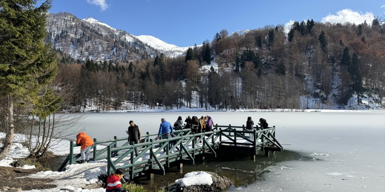 Borçka Karagöl Tabiat Parkı'nda kış ve sonbahar bir arada yaşanıyor