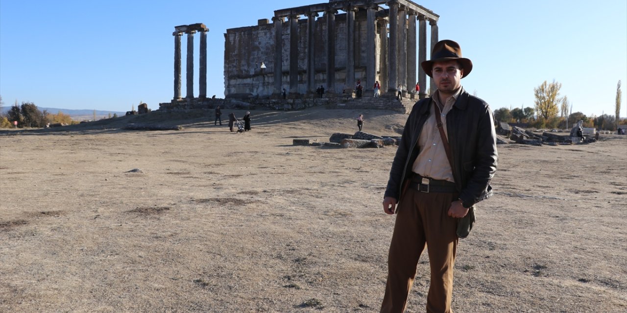 Aizanoi'nin "Indiana Jones"u turistlere antik kenti tanıtıyor