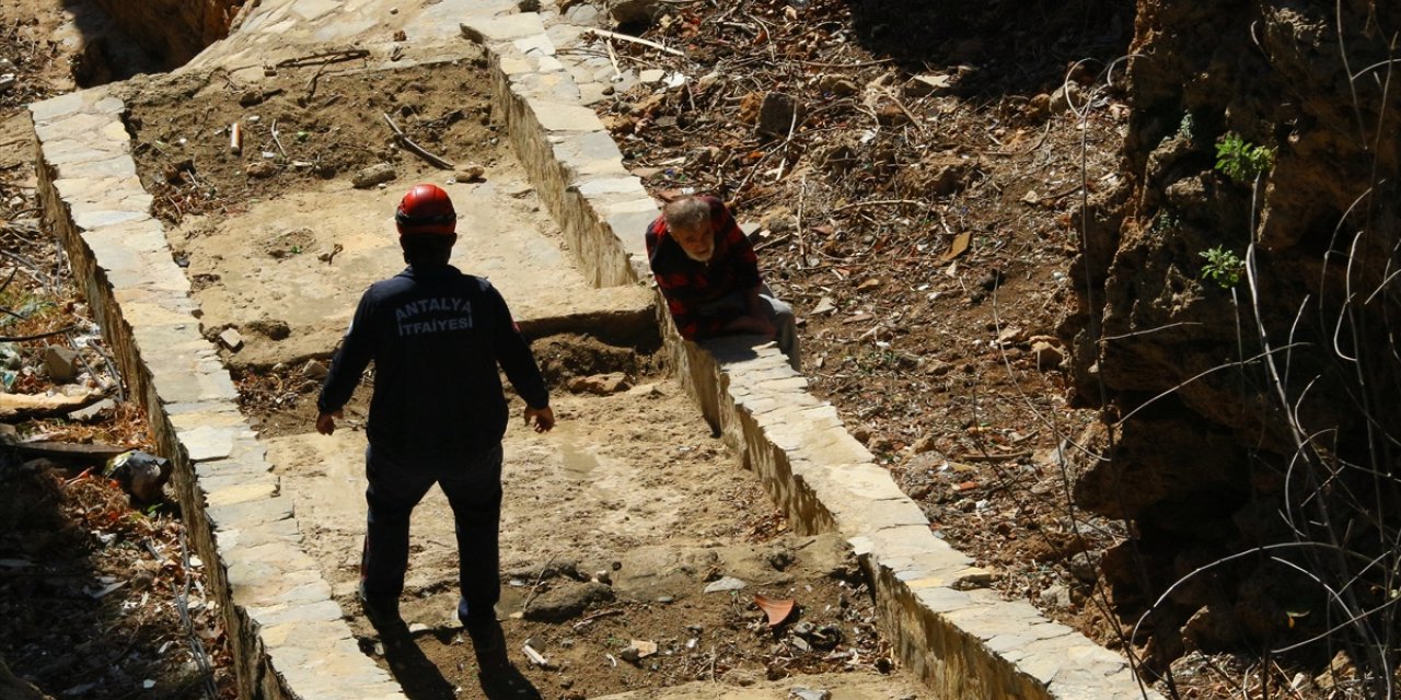 Antalya'da kayalıklarda mahsur kalan kişiyi itfaiye kurtardı