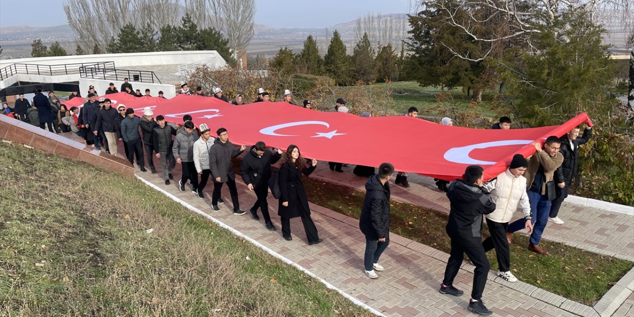 Kırgızistan-Türkiye Manas Üniversitesi öğrencileri, "ülke bağımsızlığı uğruna canından olanları" andı