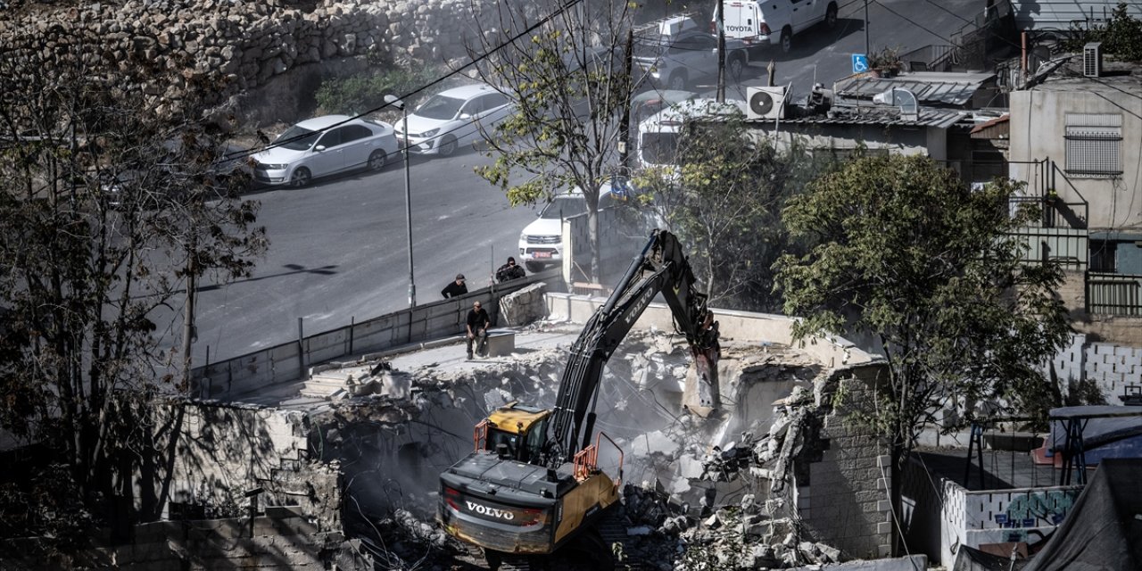 İsrail ordusu işgal altındaki Doğu Kudüs'te Filistinlilere ait bir evi yıktı