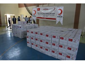 Türk Kızılay Kerkük'teki ihtiyaç sahiplerine gıda ve giysi yardımı yaptı