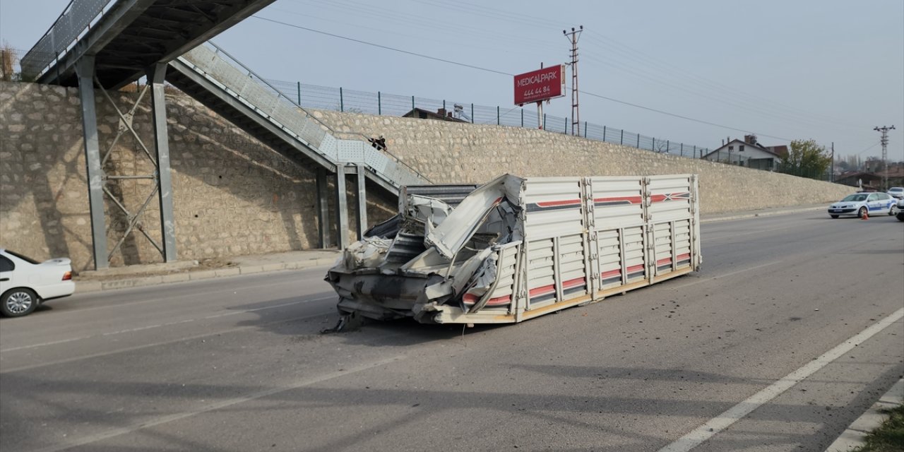 Amasya'da kamyonun damperi üst geçide çarparak yola düştü