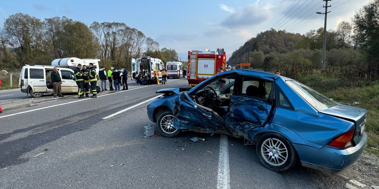 Bartın'da otomobille hafif ticari araç çarpıştı, 7 kişi yaralandı