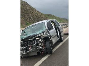 Erzincan'da trafik kazası: 1 ölü, 2 yaralı
