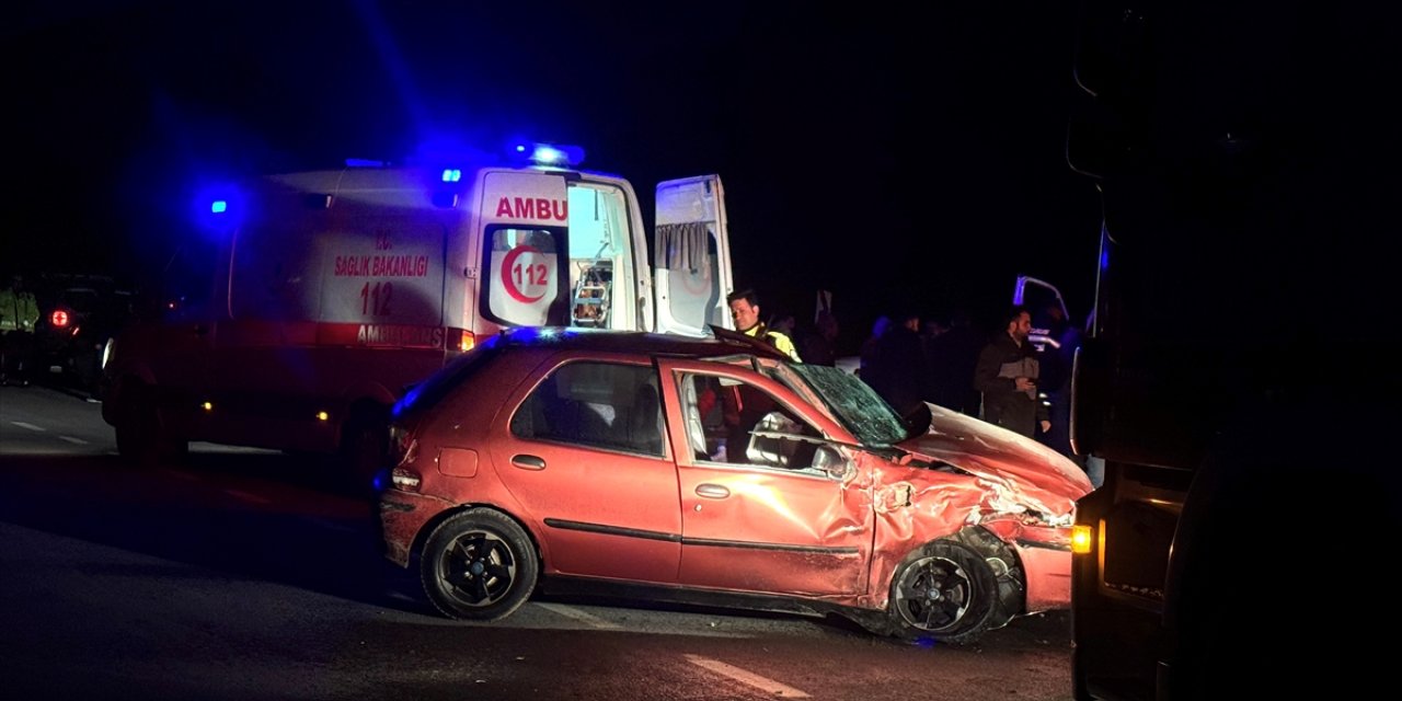 Erzurum'da servis aracı ile otomobilin çarpışması sonucu 6 kişi yaralandı