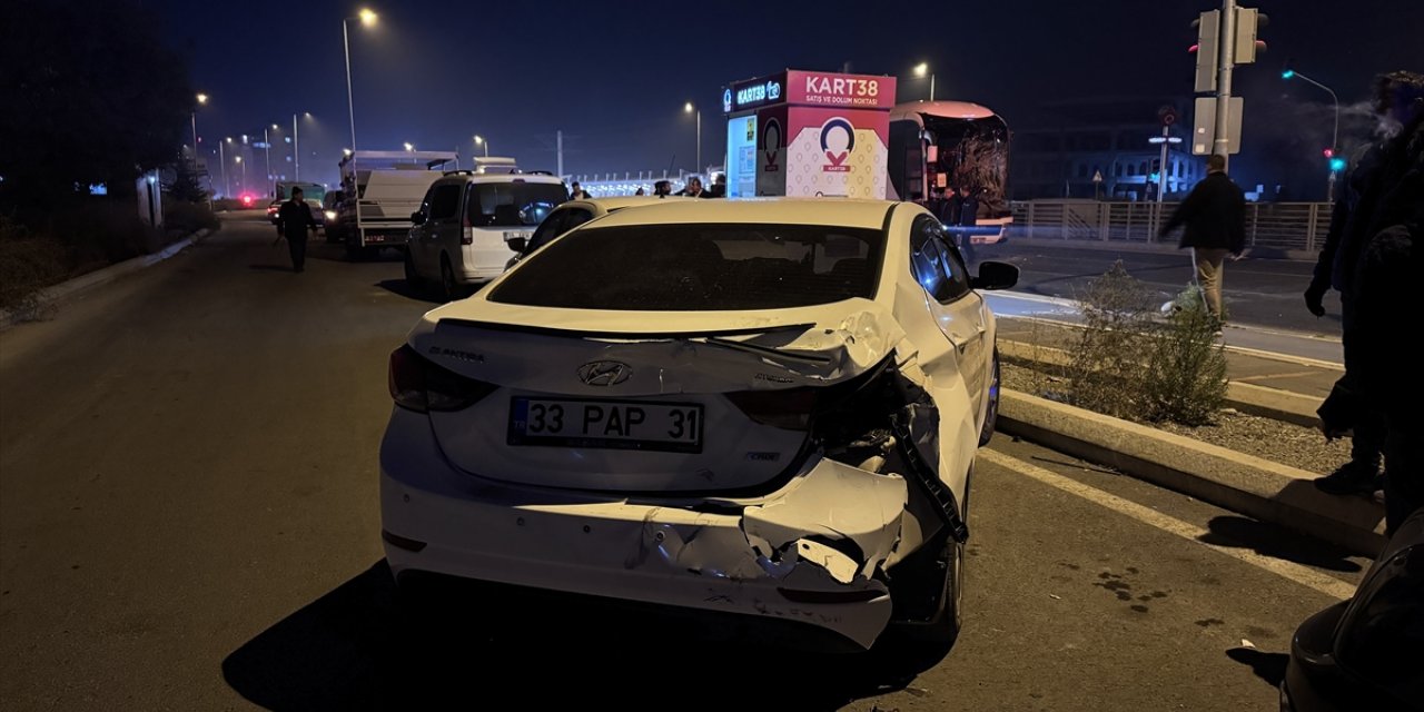 Kayseri'de yolcu otobüsü, tır ve otomobilin çarpıştığı kazada 2 kişi yaralandı