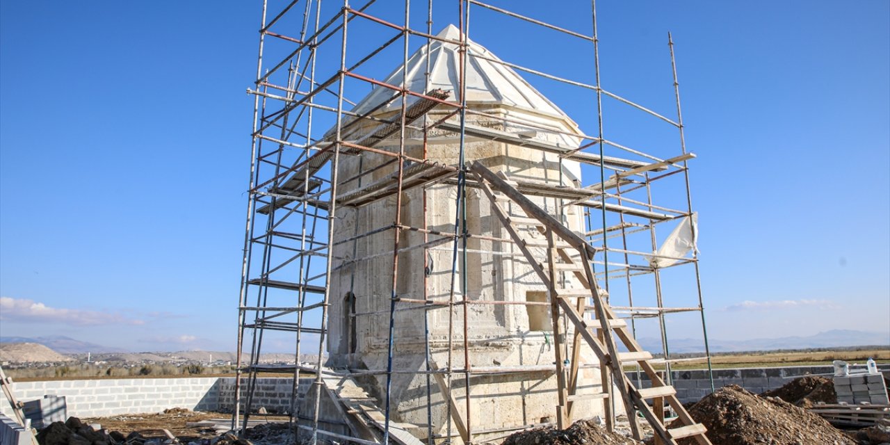 Van depremlerinde hasar gören Kara Yusuf Bey Kümbeti'nde restorasyon çalışması devam ediyor