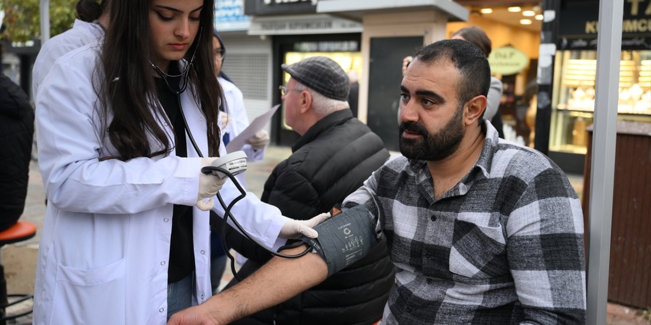 Edirne'de vatandaşların kan şekeri ve tansiyonu ölçüldü