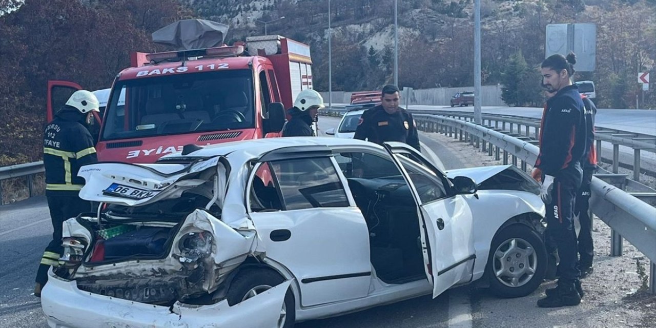 Burdur'da üç aracın karıştığı kazada 2 kişi yaralandı